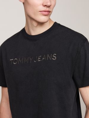 camiseta teñida en prenda con logo bordado negro de hombres tommy jeans