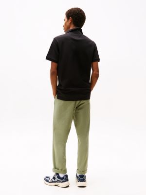 polo de corte slim negro de hombres tommy jeans