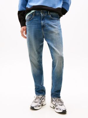 blau isaac tapered leg jeans mit fade-effekt für herren - tommy jeans