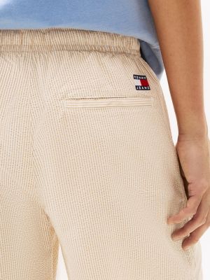 beige gestreifte loose fit seersucker-shorts für herren - tommy jeans