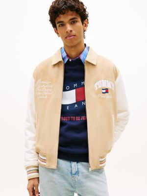 veste universitaire en daim à drapeau ondulé beige pour hommes tommy jeans