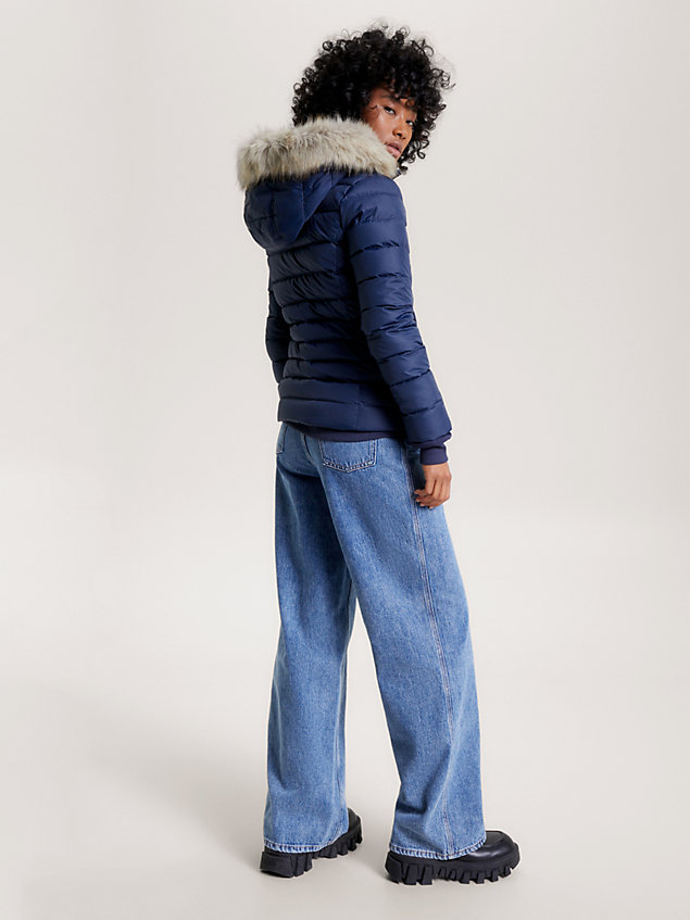 blue essential getailleerd donsjack met capuchon voor dames - tommy jeans