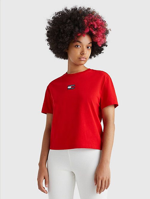 t-shirt essential à badge tommy rouge pour femmes tommy jeans