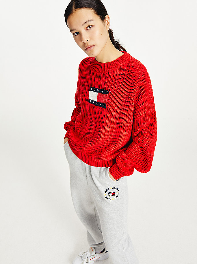 rot grobstrick-pullover mit tommy-badge für women - tommy jeans
