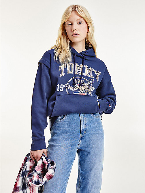 blauw relaxed college hoodie met tijgerlogo voor women - tommy jeans