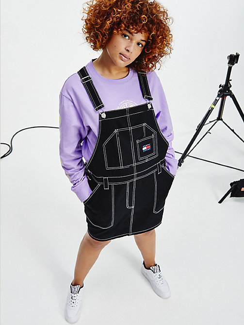 black curve tommy badge stitch dungaree dress for women tommy jeans