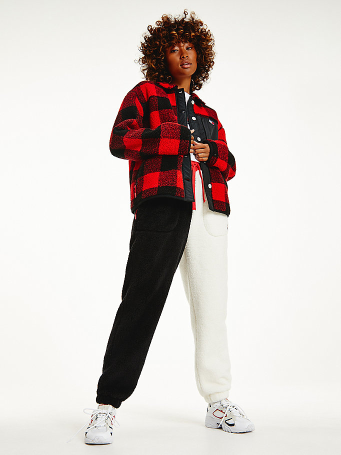 giacca camicia cozy in sherpa con distintivo rosso da women tommy jeans