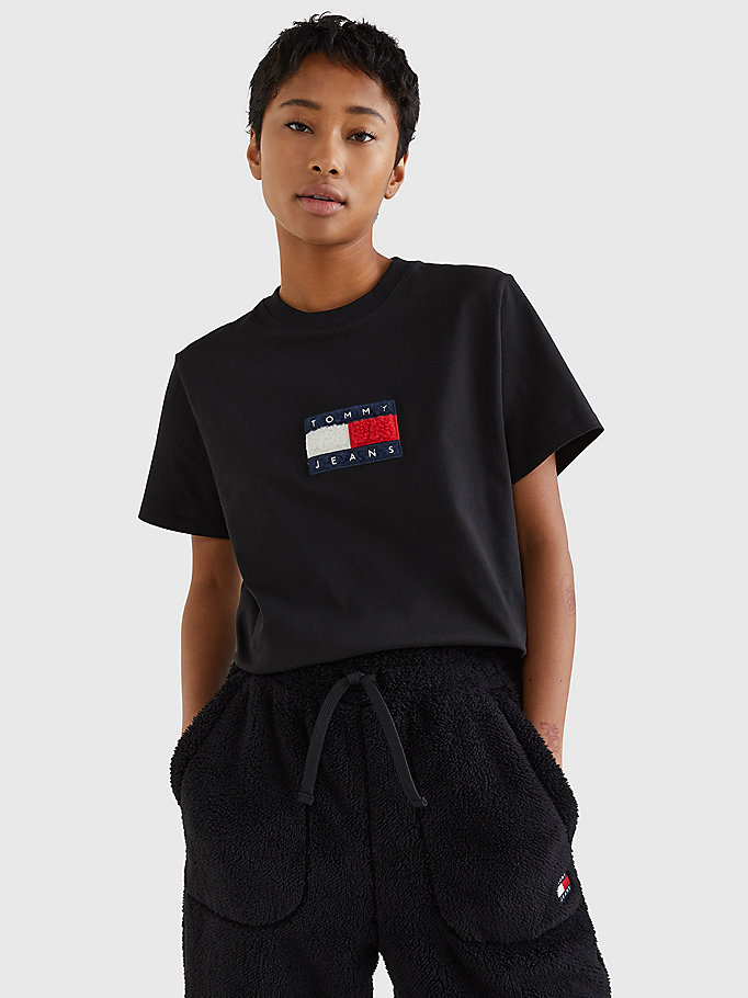 black cozy sherpa flag boyfriend fit t-shirt for women tommy jeans