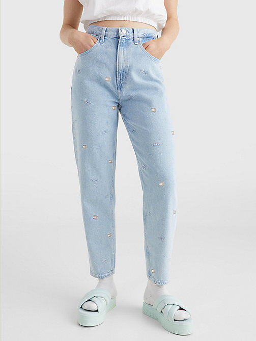 деним зауженные джинсы mom ультравысокой посадки с вышивкой для женщины - tommy jeans