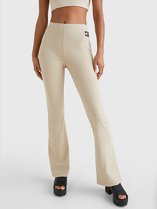 beige flared legging met tommy-badge voor women - tommy jeans
