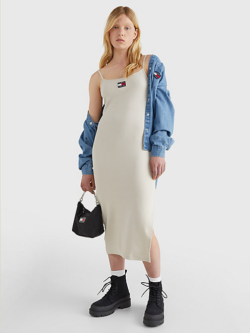 бежевый облегающее платье миди с эмблемой для женщины - tommy jeans