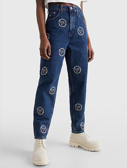 деним зауженные джинсы mom ультравысокой посадки с вышивкой для женщины - tommy jeans
