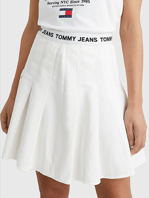 weiß falten-minirock mit logo-taillenbund für damen - tommy jeans