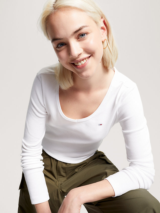 white krótki prążkowany longsleeve essential dla kobiety - tommy jeans