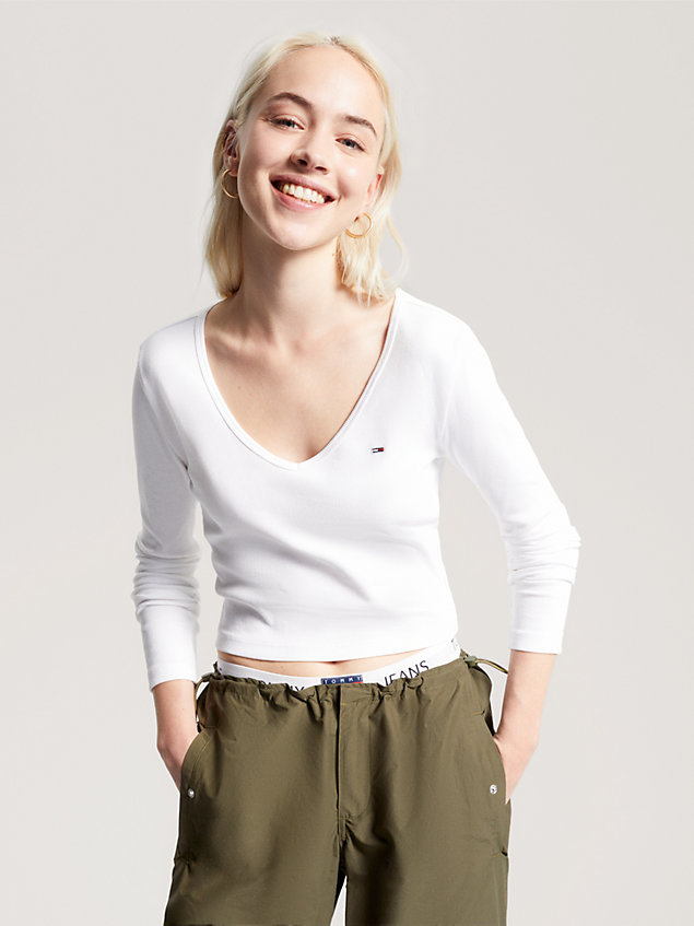 white krótki prążkowany longsleeve essential dla kobiety - tommy jeans