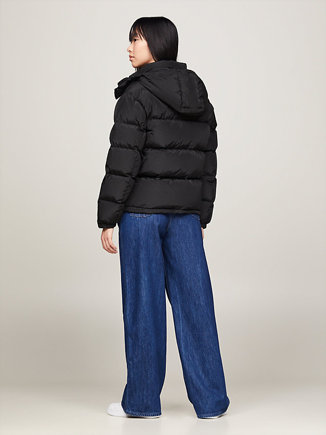 black alaska-puffer-jacke mit kapuze für damen - tommy jeans