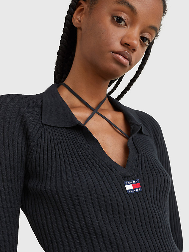 black ribgebreide sweaterjurk met v-hals en badge voor dames - tommy jeans