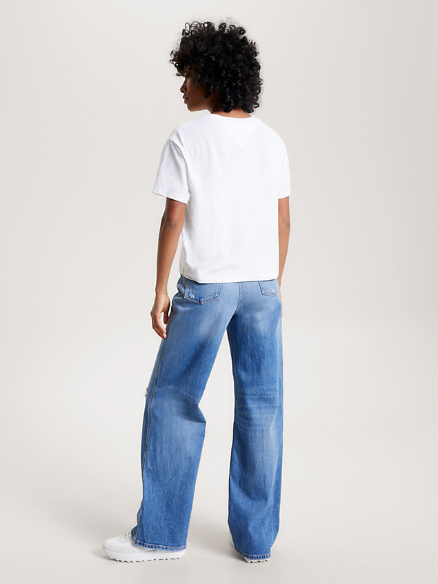 white t-shirt o klasycznym kroju z naszywką dla kobiety - tommy jeans
