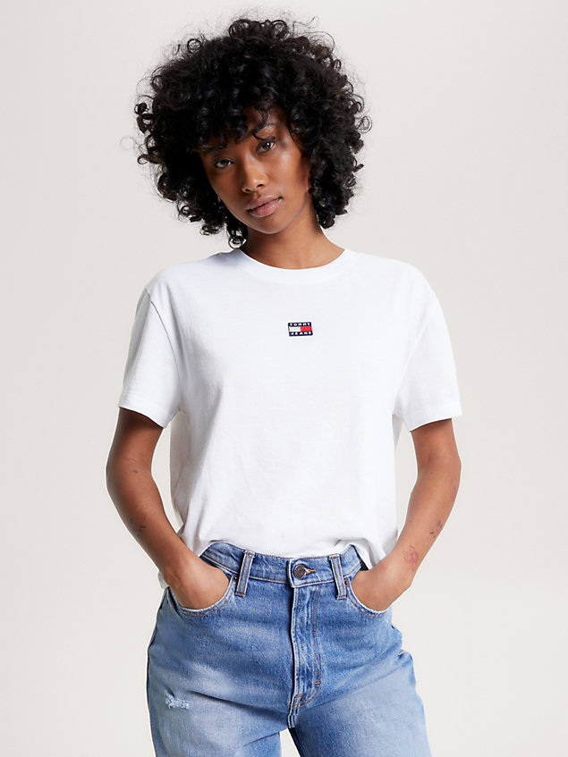 t-shirt classique recyclé à badge white pour femmes tommy jeans