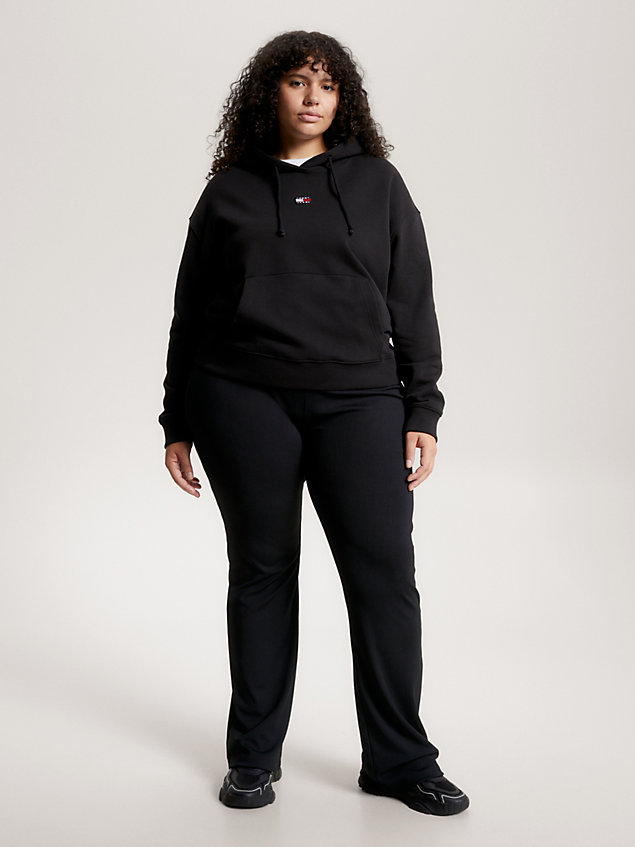 black curve boxy fit hoodie mit badge für damen - tommy jeans