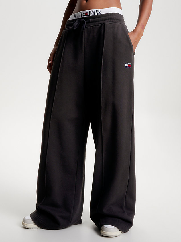 black jogginghose mit ausgestelltem bein und badge für damen - tommy jeans