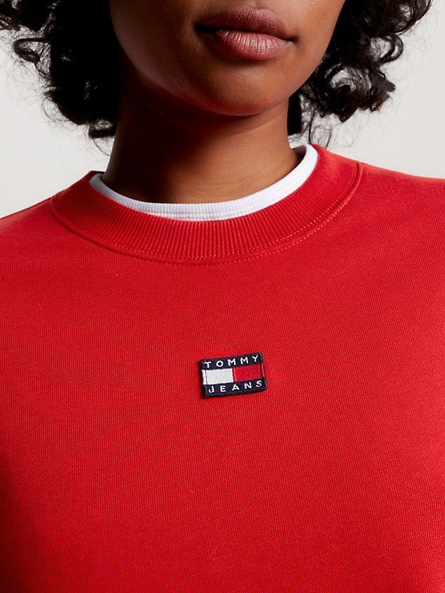 red boxy fit sweatshirt met ronde hals en badge voor dames - tommy jeans