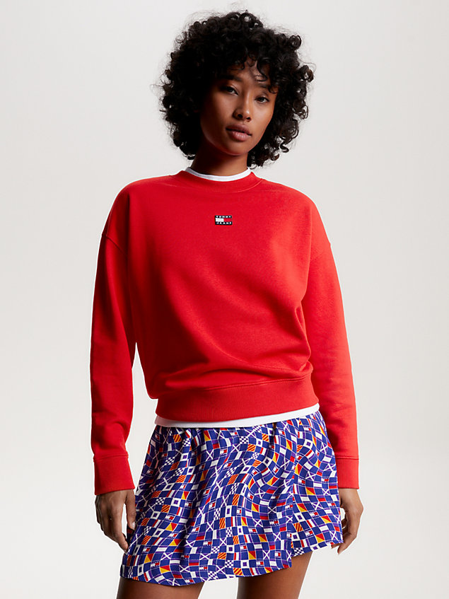 red boxy fit sweatshirt met ronde hals en badge voor dames - tommy jeans