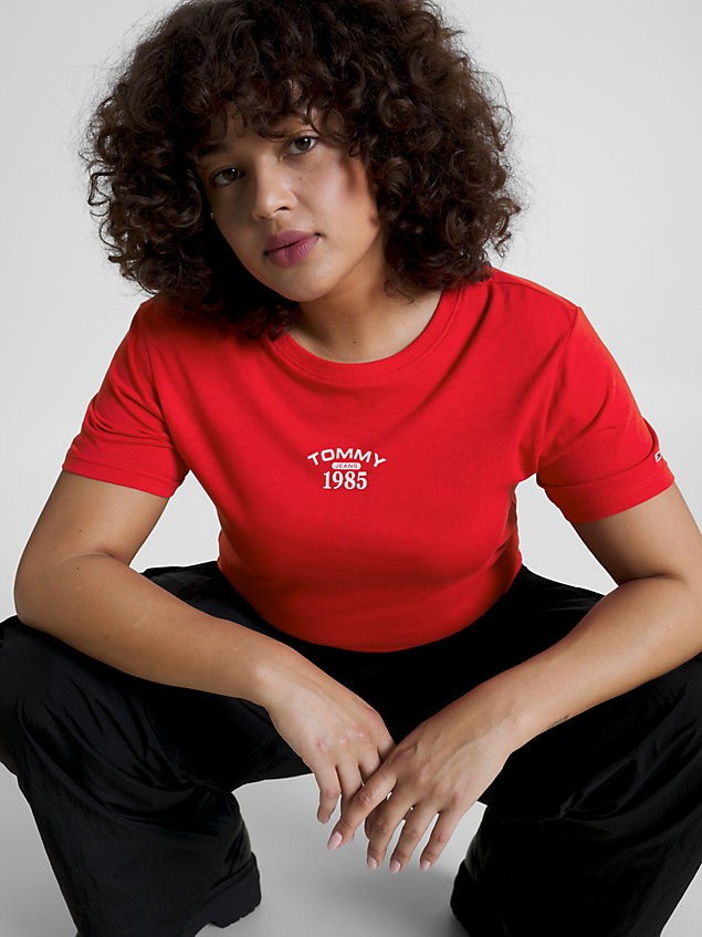 red curve essential slim fit t-shirt mit logo für damen - tommy jeans