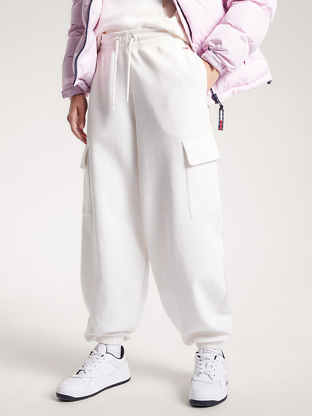 white gerippte jogginghose mit cargo-taschen für damen - tommy jeans
