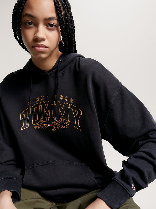 black relaxed fit hoodie mit varsity-logo für damen - tommy jeans