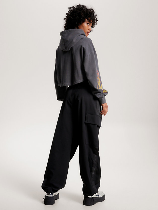 black cropped fit vintage-hoodie mit flammen-logo für damen - tommy jeans
