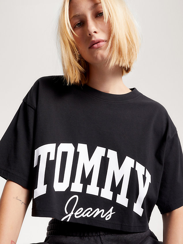 black varsity cropped t-shirt met logo voor dames - tommy jeans