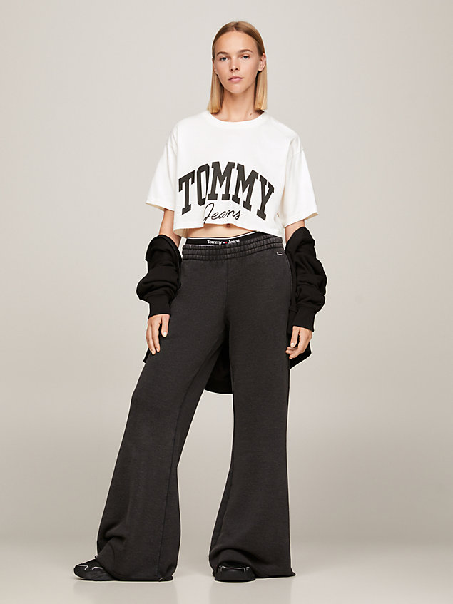 white varsity cropped t-shirt met logo voor dames - tommy jeans