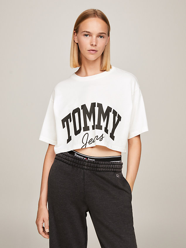 camiseta universitaria de corte cropped white de mujer tommy jeans