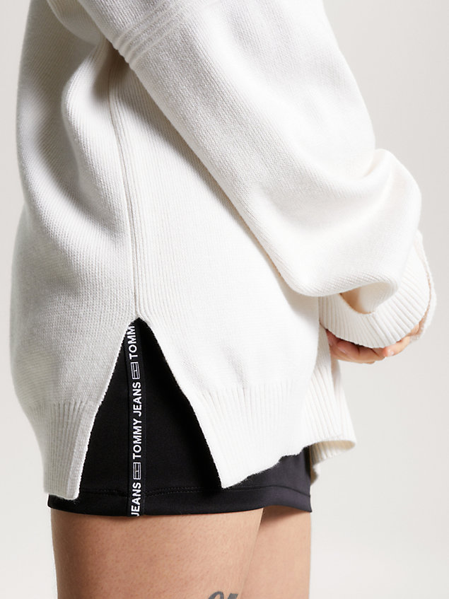 white sweter oversize z dekoltem w szpic i logo dla kobiety - tommy jeans