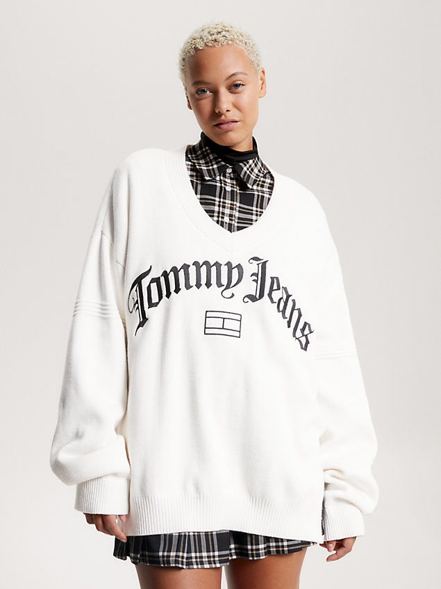 white oversized trui met v-hals en logo voor dames - tommy jeans