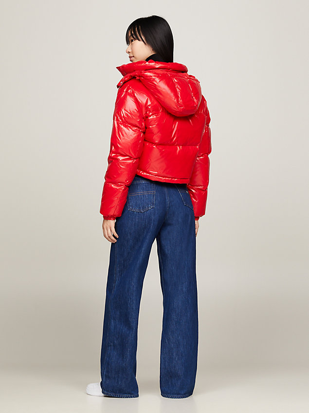 red alaska cropped gerecycled pufferjack met dons voor dames - tommy jeans