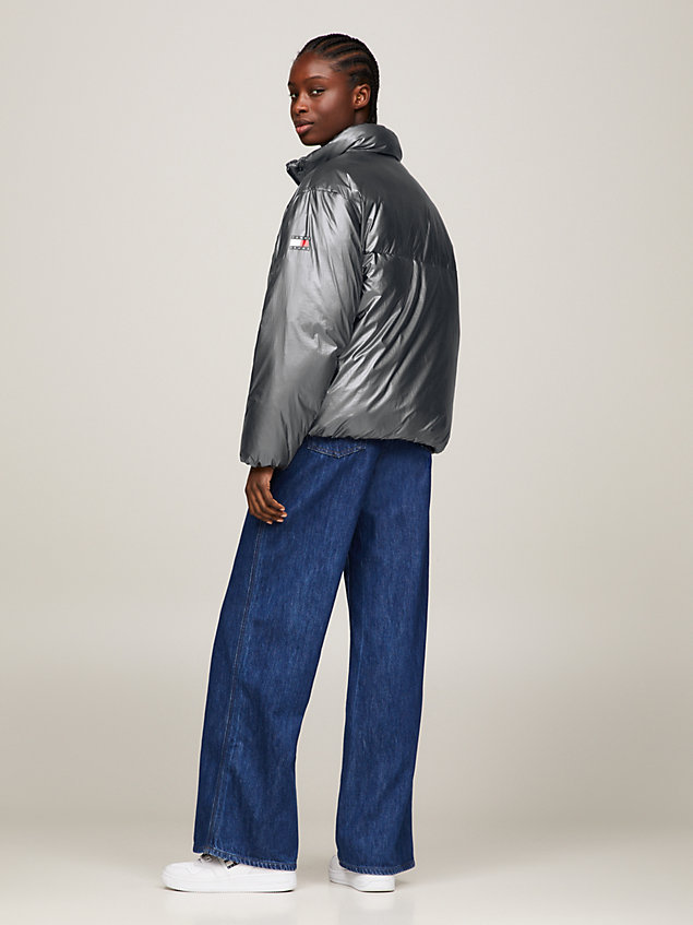 grey puffer-jacke mit metallic-finish für damen - tommy jeans