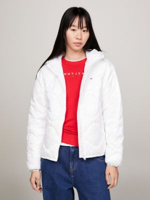 Mujer vistiendo una chaqueta acolchada blanca con un bolso rojo en el  bolsillo con cremallera Fotografía de stock - Alamy