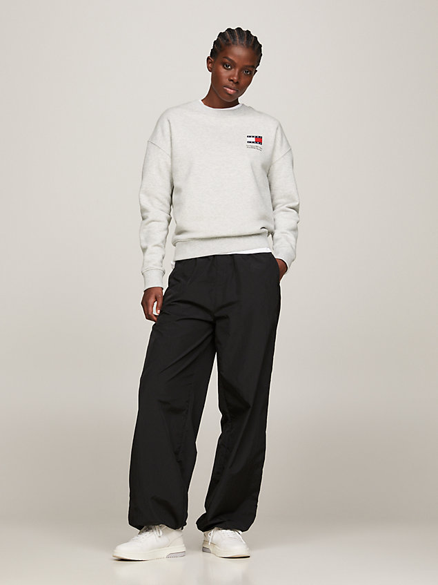 grey boxy fit rundhals-sweatshirt mit flag-grafik für damen - tommy jeans