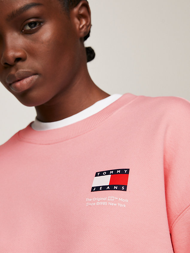 pink boxy sweatshirt met ronde hals en vlag voor dames - tommy jeans