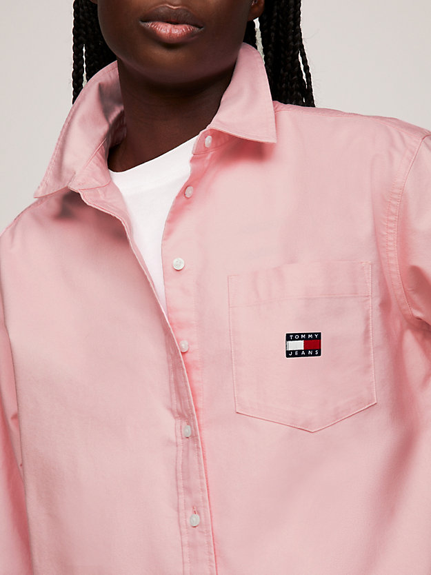 roze boyfriend overhemd met opgezette zak en badge voor dames - tommy jeans