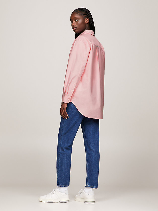 pink boyfriend fit oxford-bluse mit badge für damen - tommy jeans