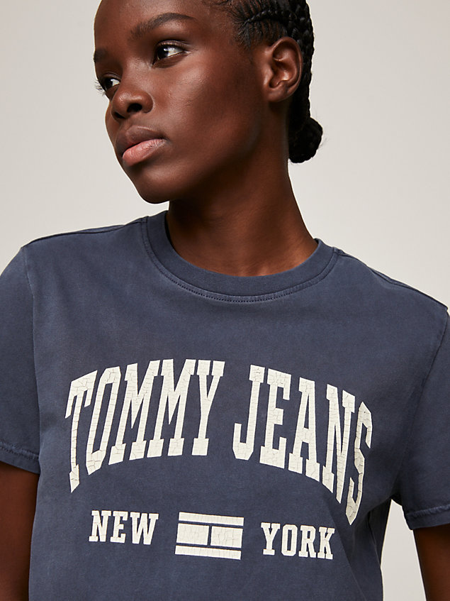 blue dżersejowy t-shirt z logo w stylu varsity dla kobiety - tommy jeans