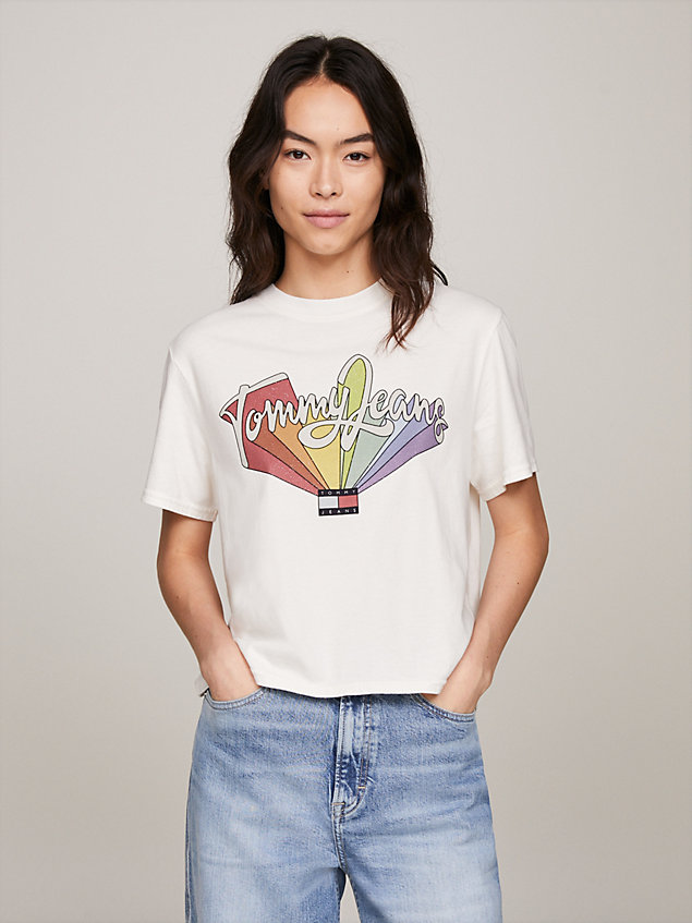 white boxy fit t-shirt met regenbooglogo voor dames - tommy jeans