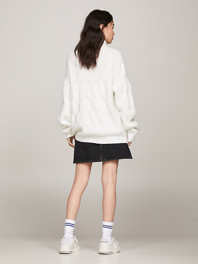 white sweter z golfem o warkoczowym splocie dla kobiety - tommy jeans