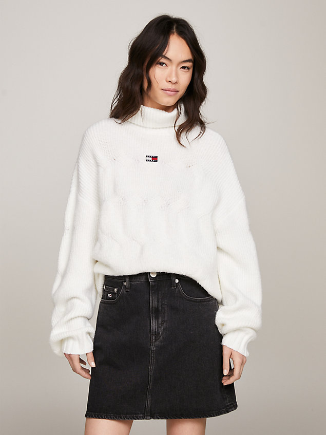white sweter z golfem o warkoczowym splocie dla kobiety - tommy jeans