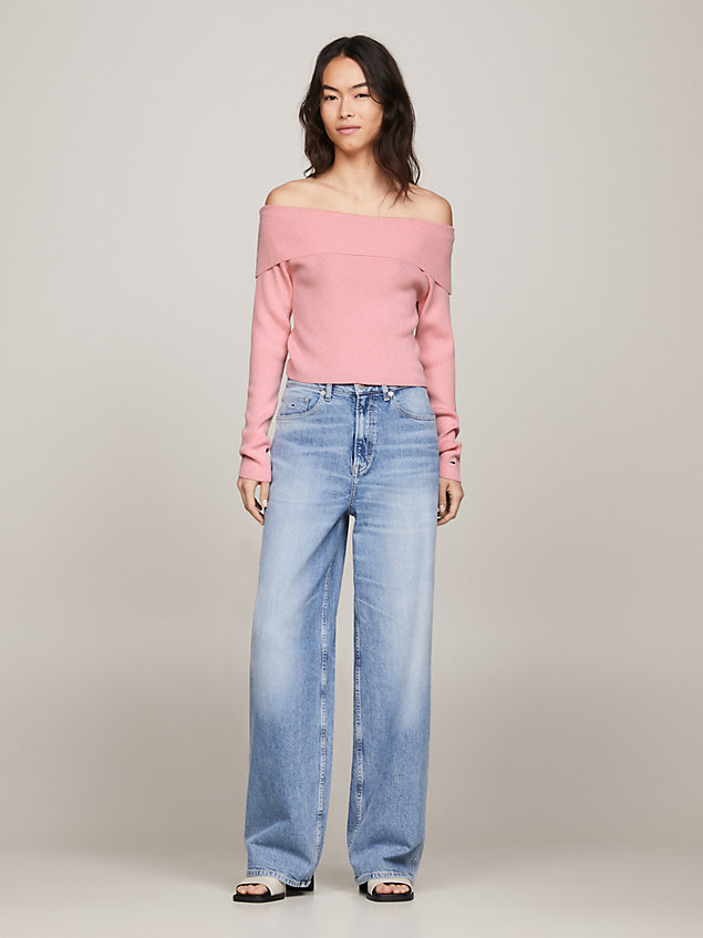 pink sweter z dekoltem odkrywającym ramiona dla kobiety - tommy jeans
