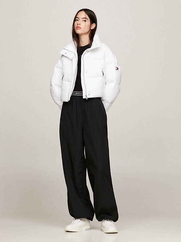 white cropped fit puffer-jacke mit logo für damen - tommy jeans