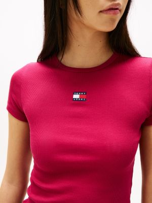 t-shirt ajusté tommy badge côtelé rose pour femmes tommy jeans